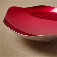 metal skål buet kant rød indeni sølvfarvet udenpå retro dansk design 